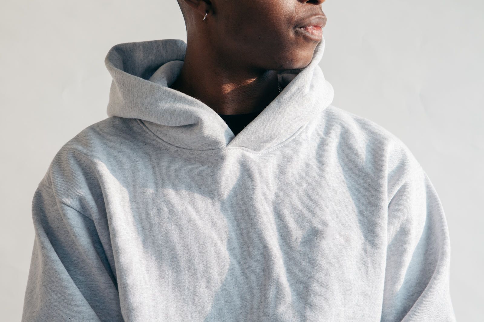 Gros plan sur le molleton gris chiné d'un hoodie